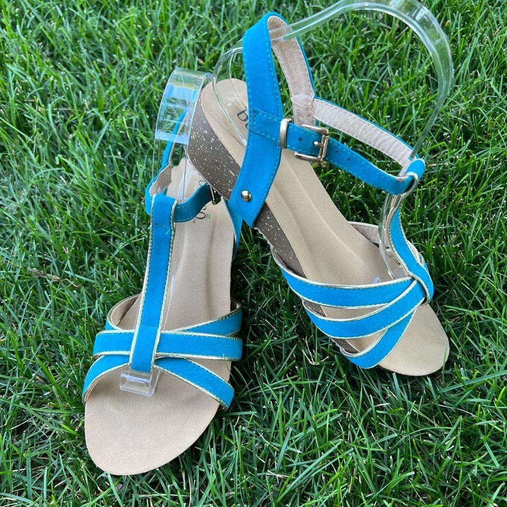 Nordstrom‘s Bucco Capensis Heeled Sandals “Edna blue” w/gold trim, Sz 8